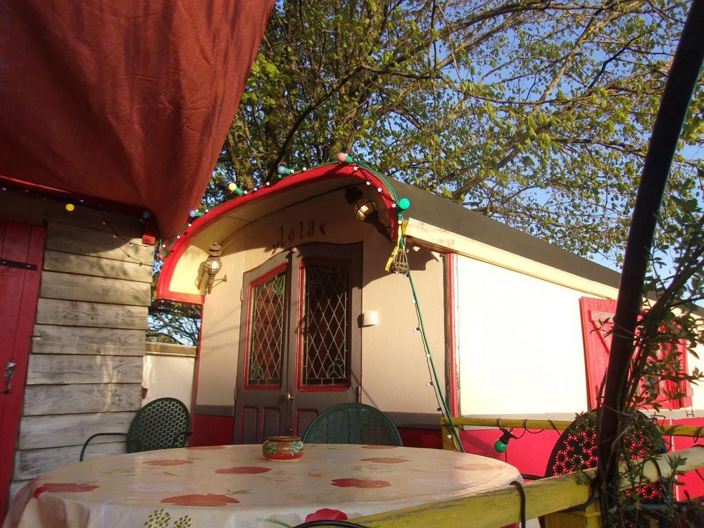 La Roulotte De Lola - Chambre d'hôtes La Celle (Auvergne) Exterior foto